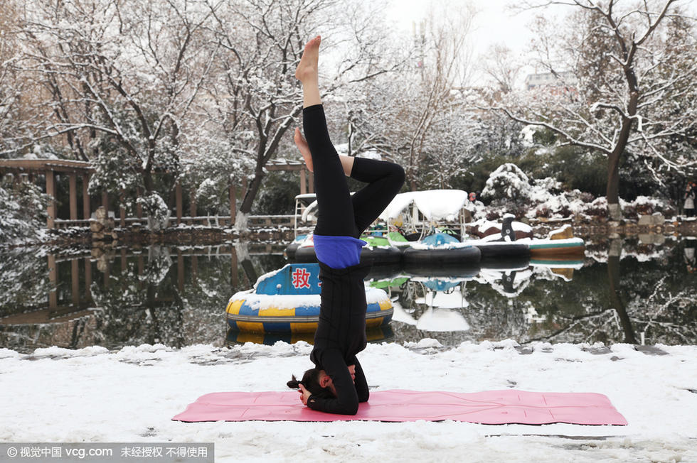 西安:美女赤脚雪地练瑜伽