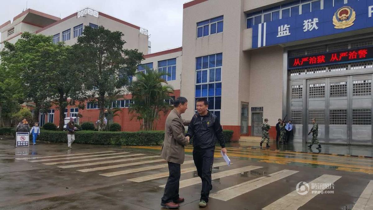 陈满坐冤狱23年后走出监狱 重获自由