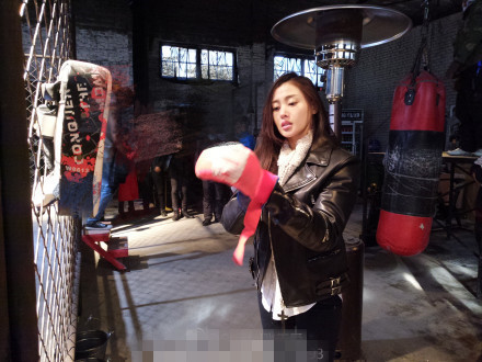 张天爱晒出霸气打沙袋照片 自称:就是想拍打戏 - 国内新闻 - 中国日报网