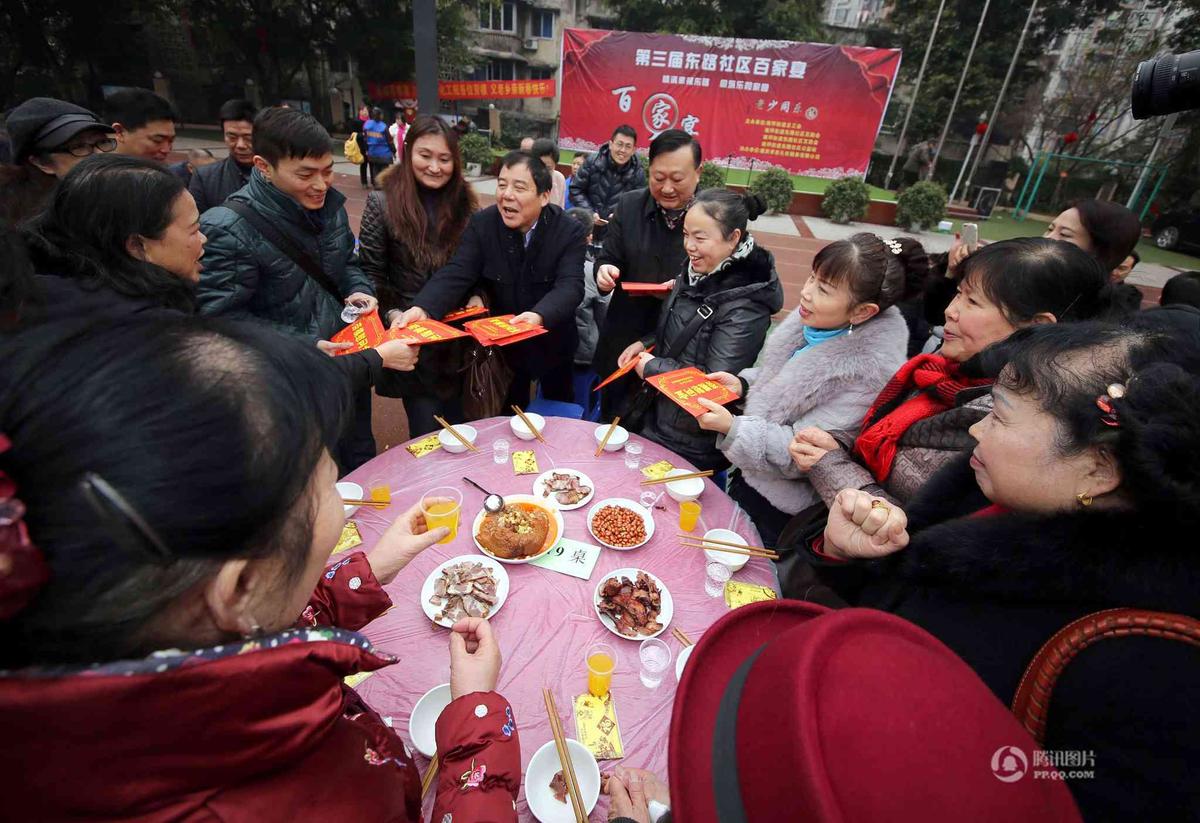 [分享]重庆一企业家摆百家宴—请街坊邻居吃团年饭