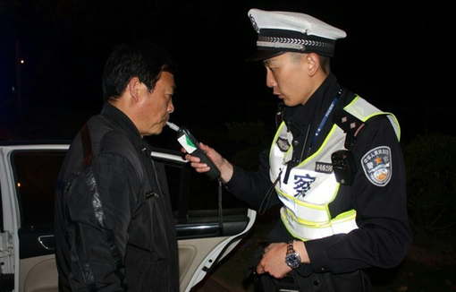 上海交警节前查酒驾 奇葩酒司机真不少