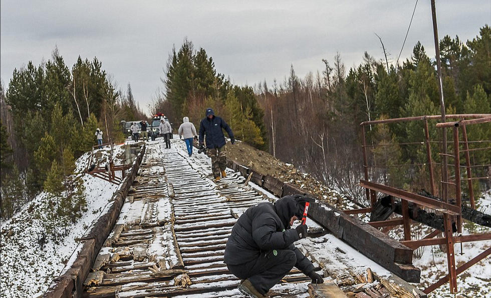俄罗斯最危险独木桥 锈铁朽木仅宽1.8米 