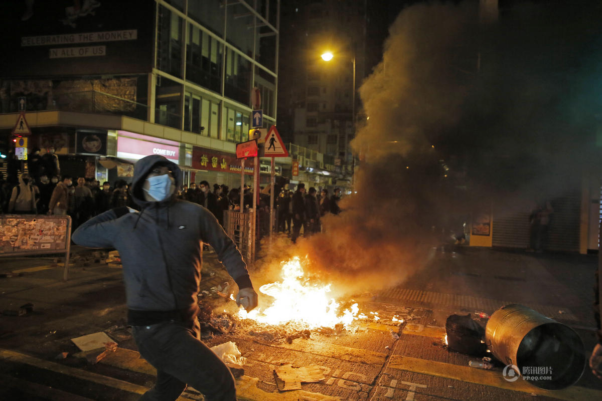 香港旺角发生袭警骚乱 暴徒用砖块围殴脱队警察 海阔山遥.