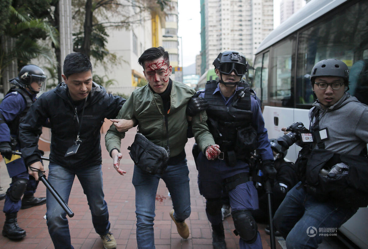 香港旺角发生袭警骚乱 暴徒用砖块围殴脱队警察 海阔山遥.
