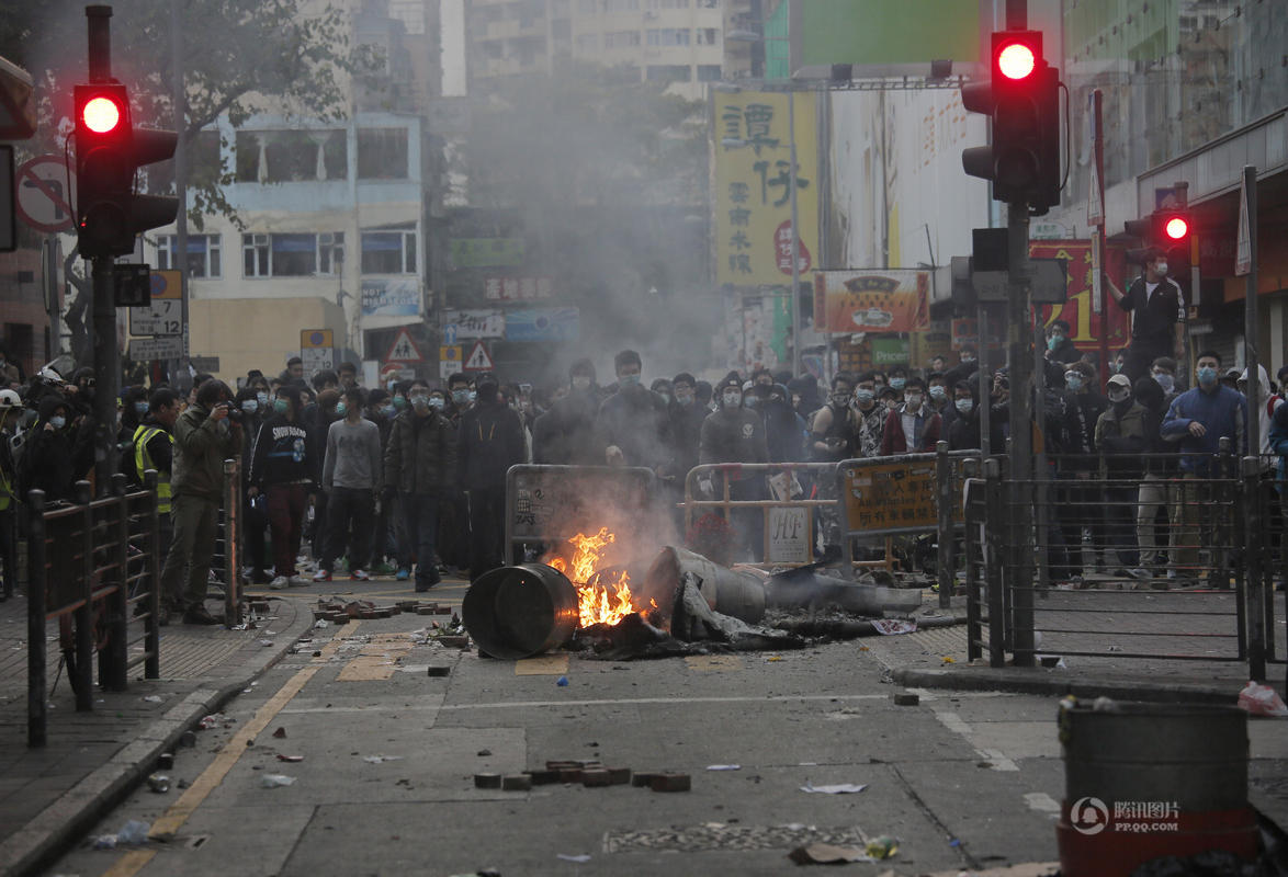 香港旺角发生袭警骚乱 暴徒用砖块围殴脱队警察 - 新鲜的事 - 紫呜网 - www.ziwuwu.com