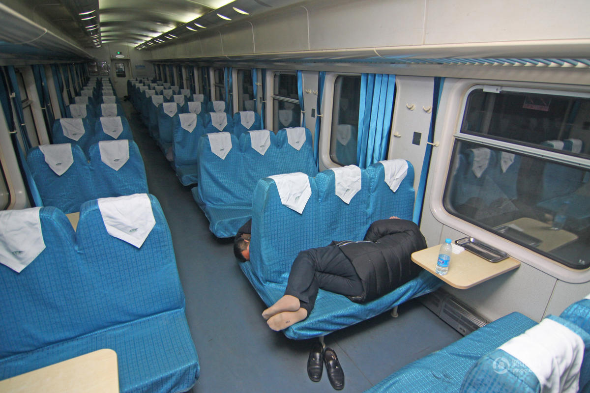 k625次列车硬座车厢里的旅客非常少,17号车厢只有二名旅客,16号车厢里