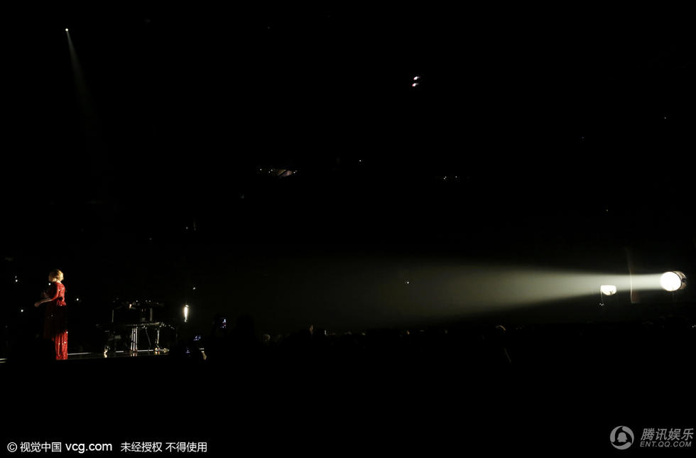 阿黛尔倾情放歌瑕疵不掩气场 嗓音穿透力十足