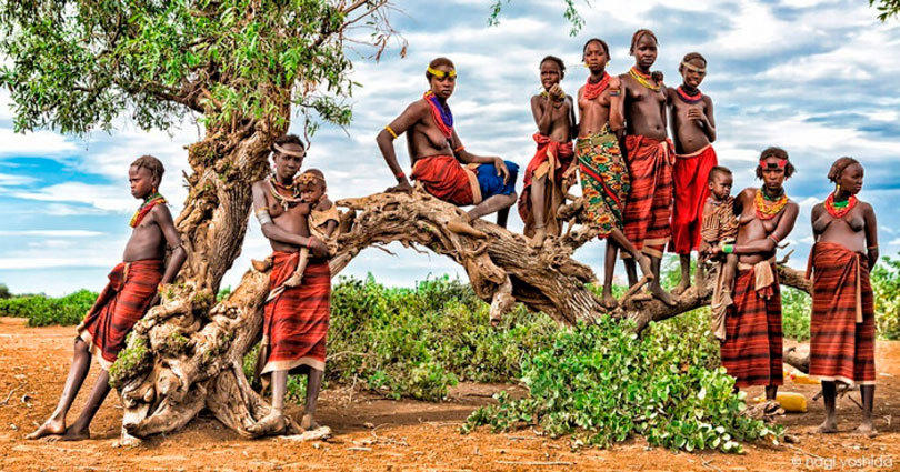 日本摄影师走访非洲 入乡随俗裸体拍摄