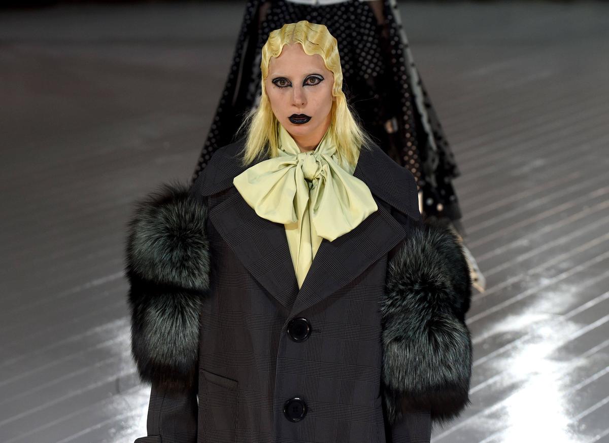 组图:Gaga变身超模走秀 T台造型奇特妆容诡异