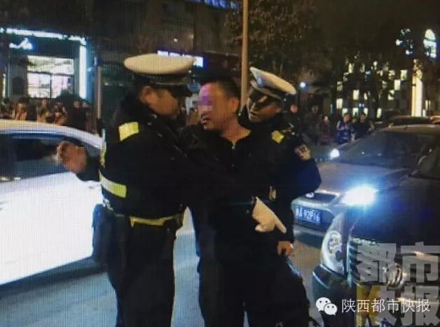 醉驾司机撞交警图片_WWW.66152.COM