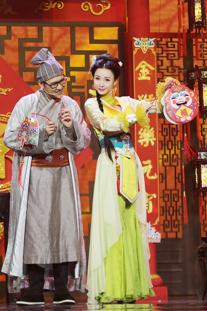  柳岩化身美艳厨娘  搭档李湘主持江苏元宵晚会