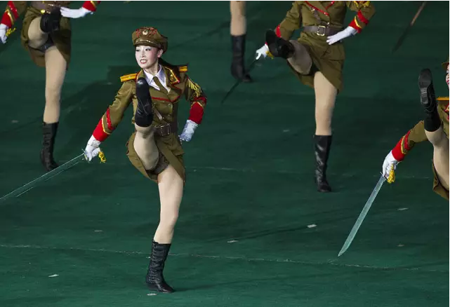 丝袜还是秋裤,朝鲜女兵的美腿遐想