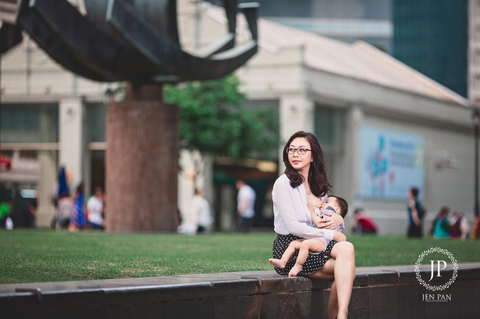 新加坡辣妈街头哺乳 支持职场女性母乳喂养(组图)