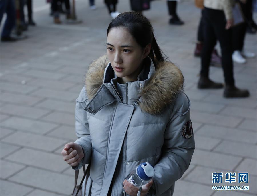 2月23日，本次考试的考生之一、偶像女子组合SNH48的成员赵嘉敏（中）在北京电影学院院内排队，准备参加表演学院复试。