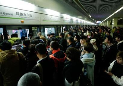 地铁2号线虹桥火车站延时至凌晨:人群瞬间空了