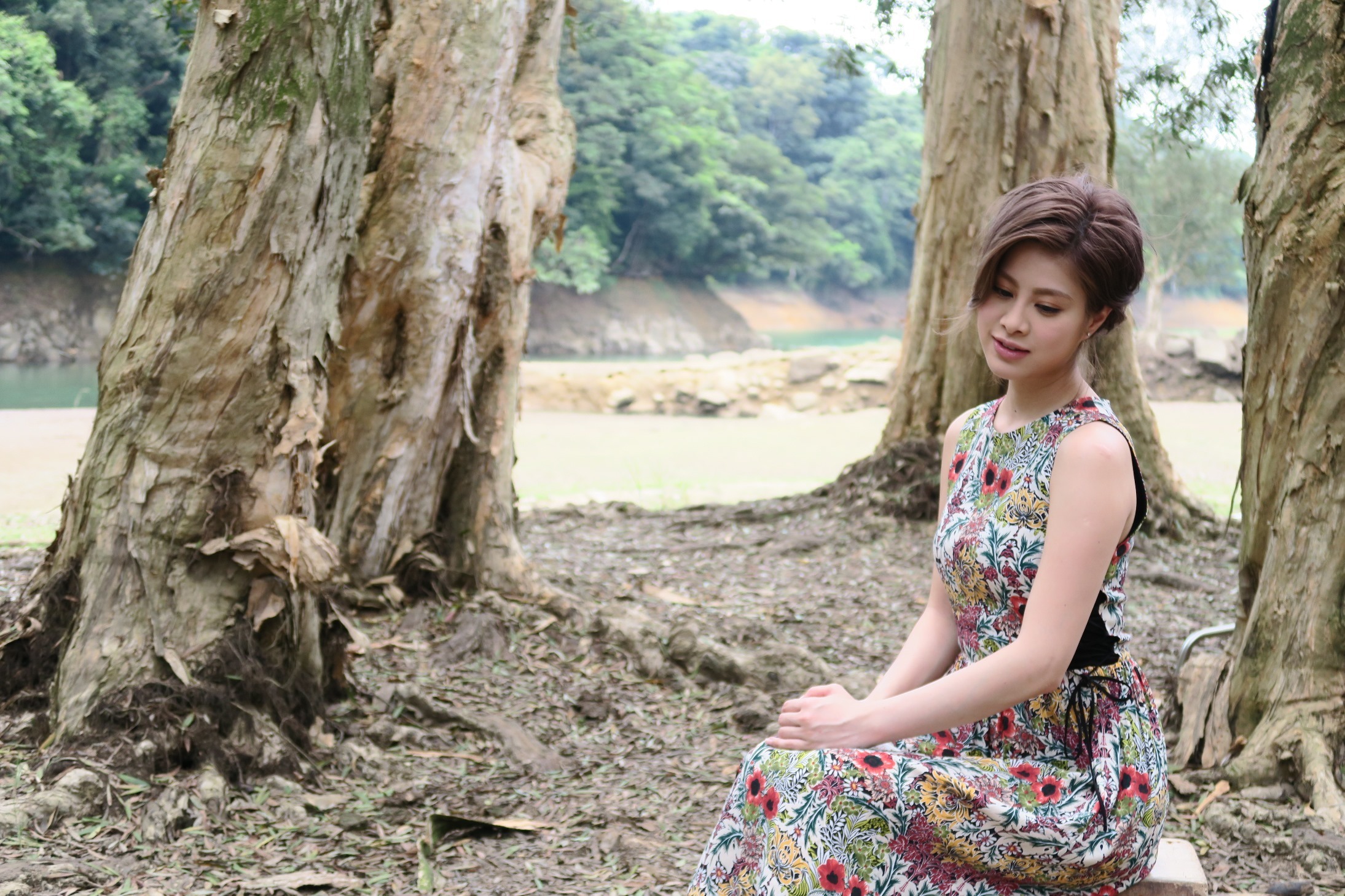 麦家瑜拍《给自己的命书》MV 捱饿爬千级楼梯 - 国内新闻 - 中国日报网