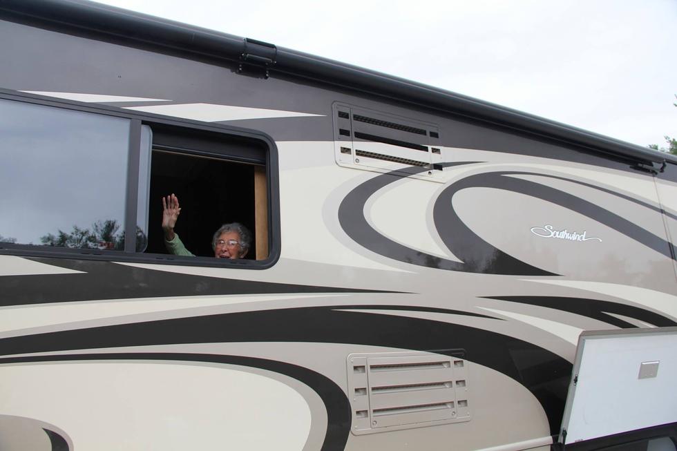 刚丧夫又获知患癌 美90岁老妇放弃治疗去看世界