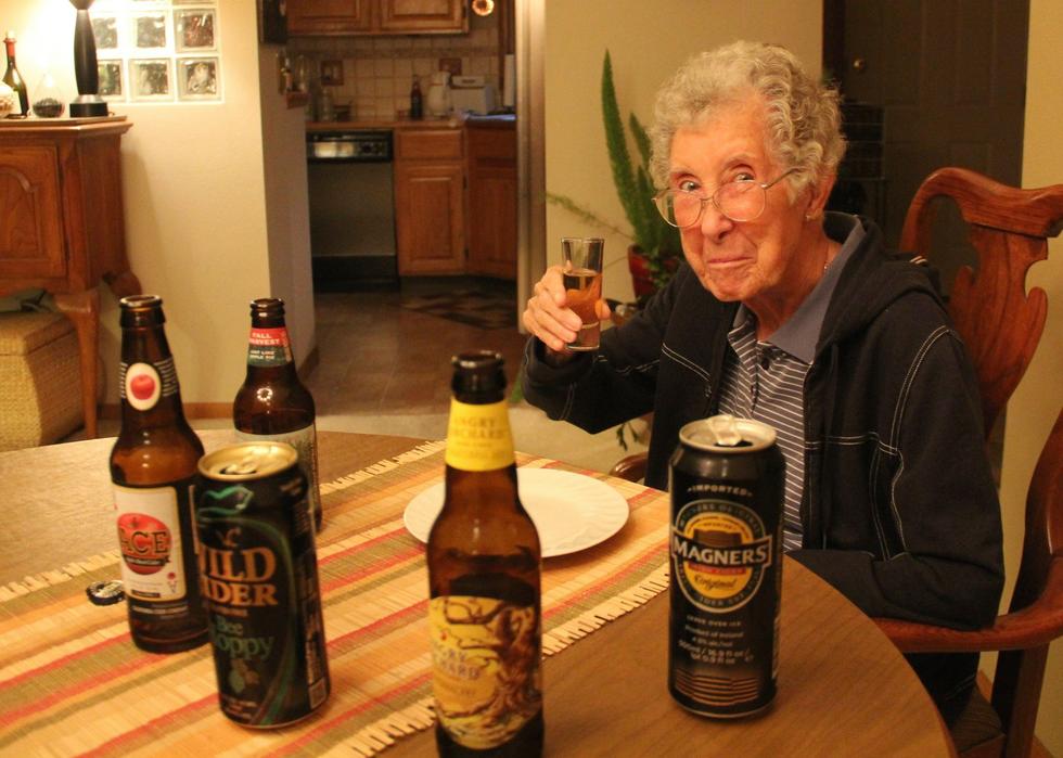 刚丧夫又获知患癌 美90岁老妇放弃治疗去看世界