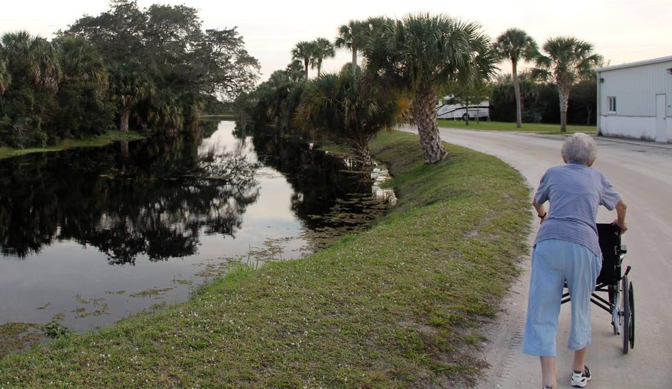 刚丧夫又获知患癌 美90岁老妇放弃治疗去看世界