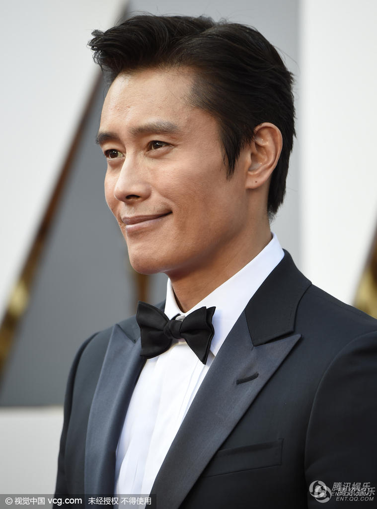 第88届奥斯卡红毯 韩国演员李秉宪帅气亮相.
