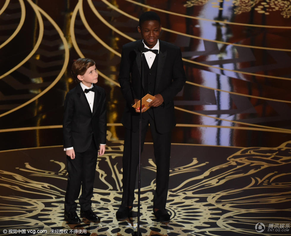 《房间》小男孩雅各布·特伦布莱踩箱子登台颁