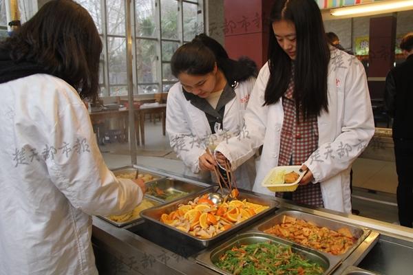 大学食堂现神级“黑暗料理”：橙子炒肉(组图)