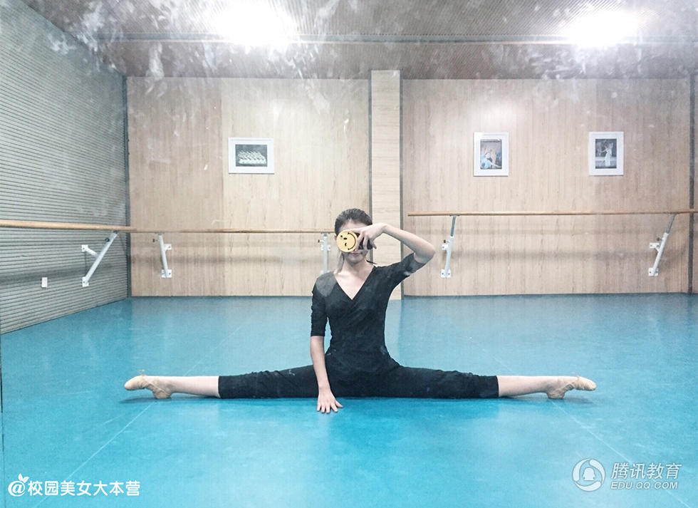 组图:最美艺考生赵心如清纯可人 轻松一字马