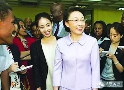  两会女神翻译走红  她是来自苏州的超级学霸_扬