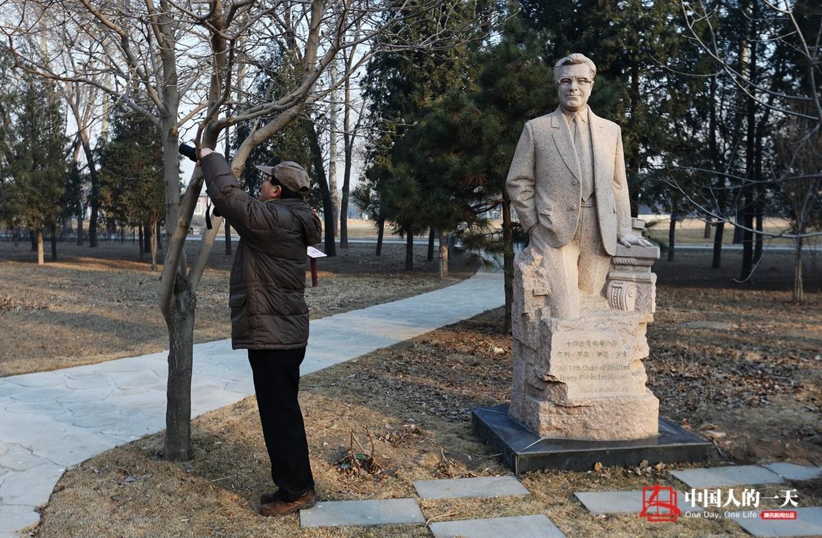 给别人介绍自己时,他喜欢称自己为"四不像"."大家都知道麋鹿叫四不像.