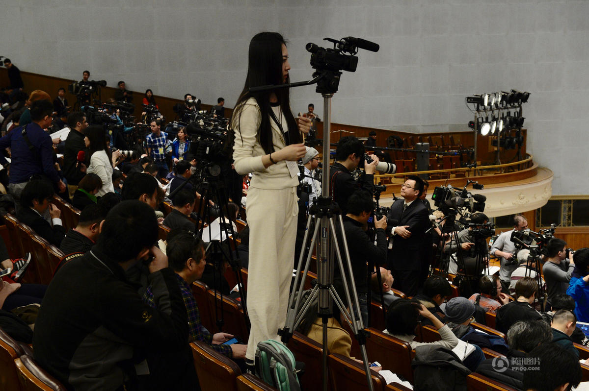 女记者进入“两会模式” 女神秒变女汉子(多图)