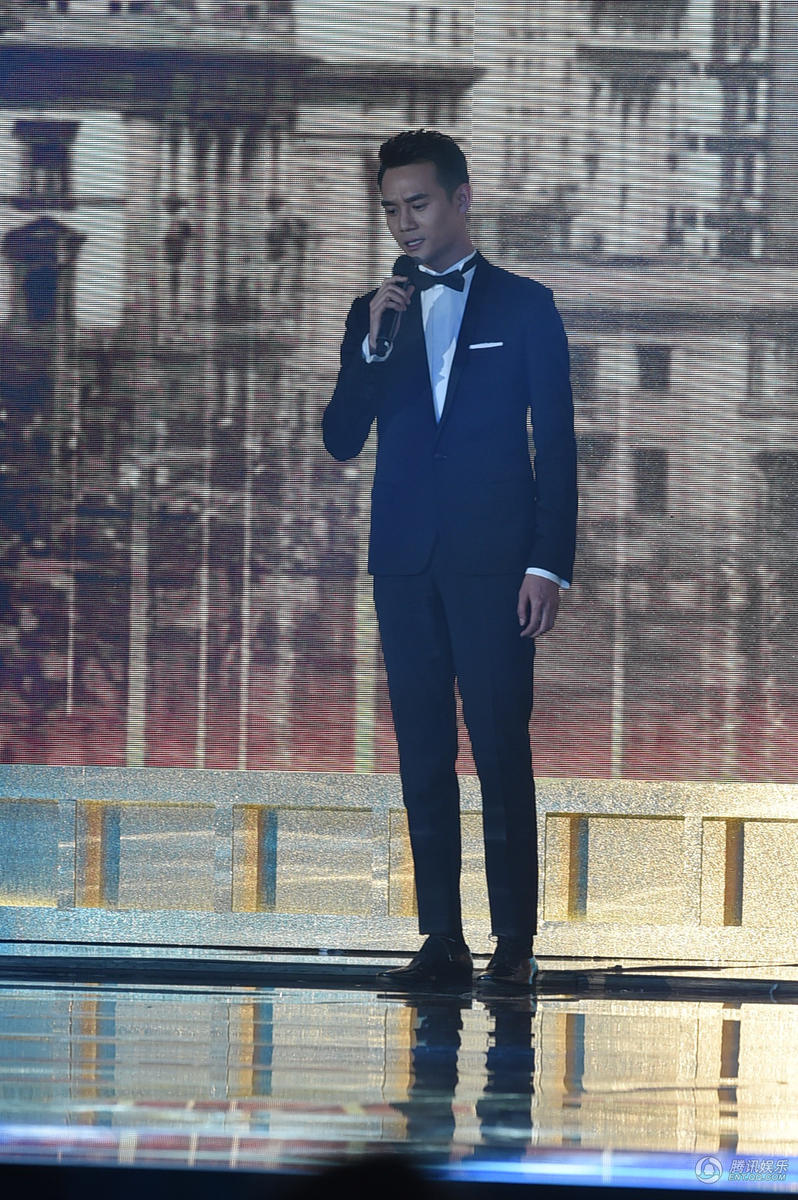 王凯获得最具人气演员奖 现场献歌气氛热烈