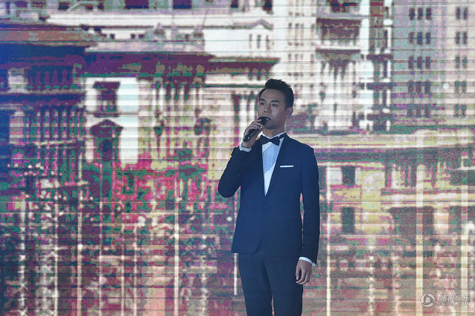 王凯获得最具人气演员奖 现场献歌气氛热烈