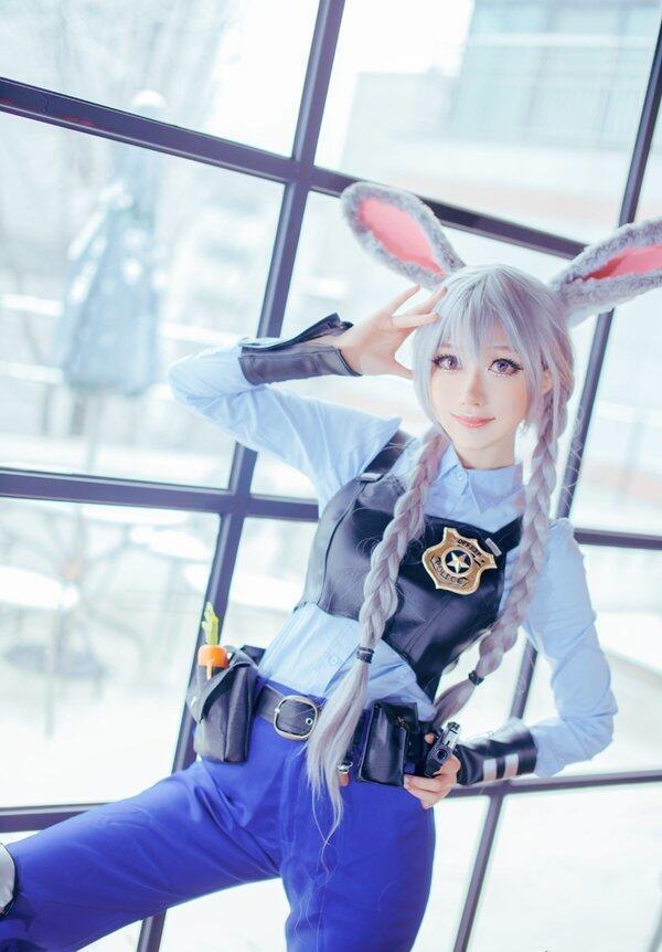 韩国正妹cos疯狂动物城兔子警官