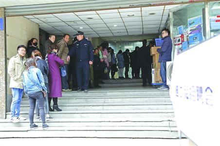 求職者在迪士尼招聘點外排隊等候入場