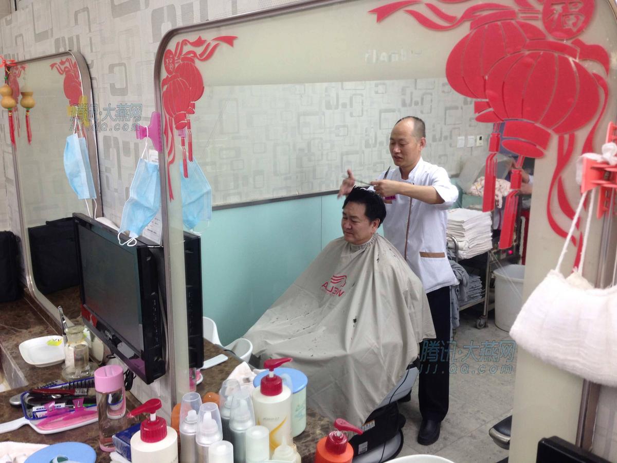  凌晨五点排队理发 _吴敦义凌晨逮捕王金平_黄