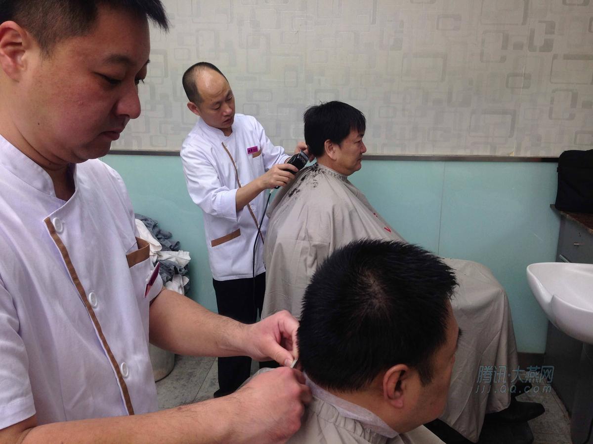  凌晨五点排队理发 _吴敦义凌晨逮捕王金平_黄