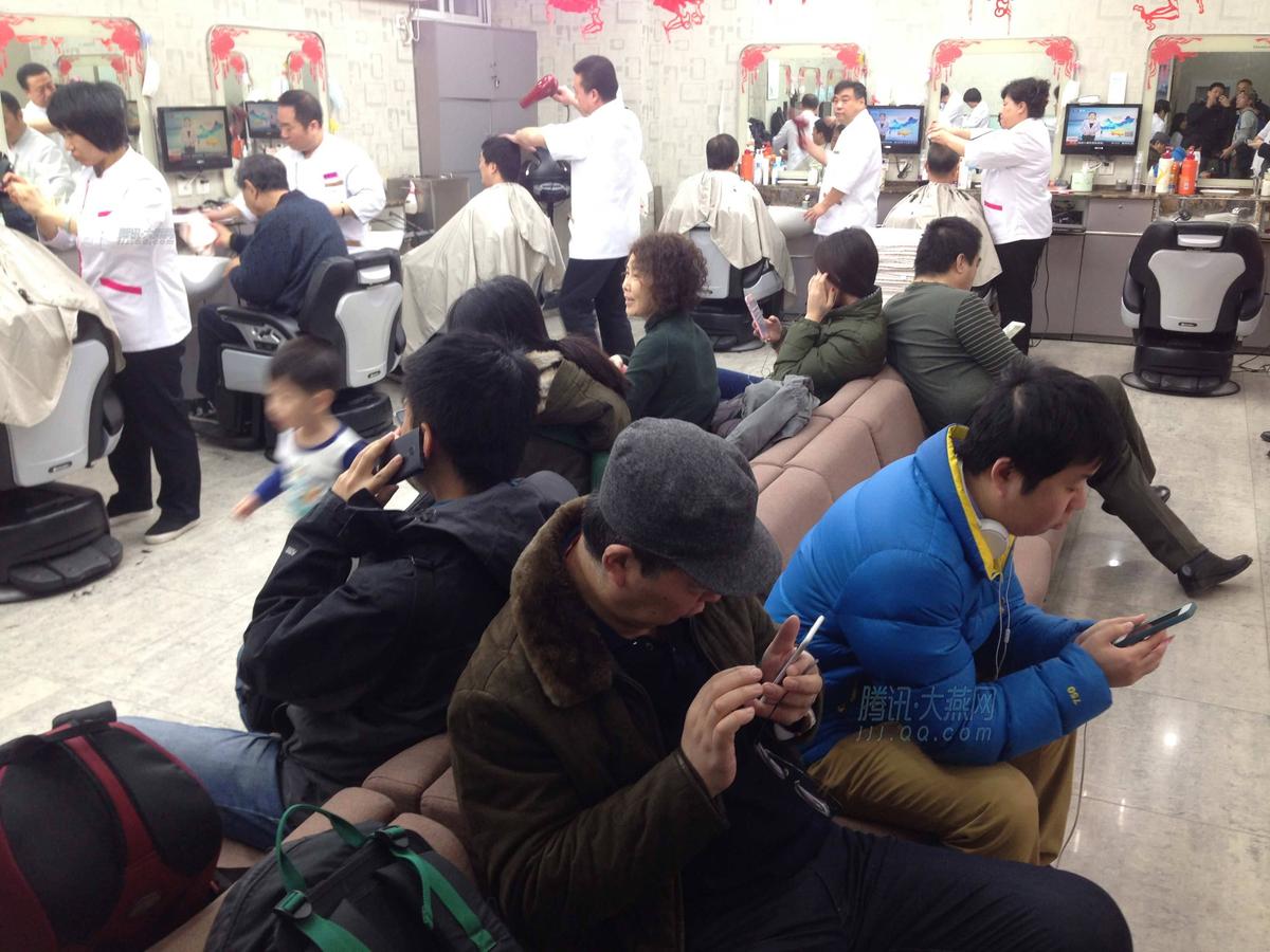  凌晨五点排队理发 _吴敦义凌晨逮捕王金平_黄