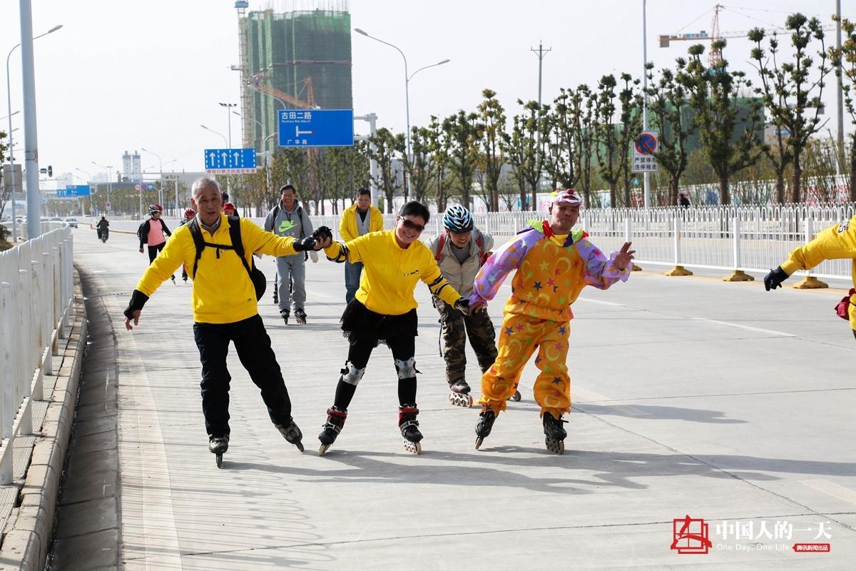 湖地铁站一起踩着轮滑到武汉园博园,在他们口中,这种活动叫做"刷街"