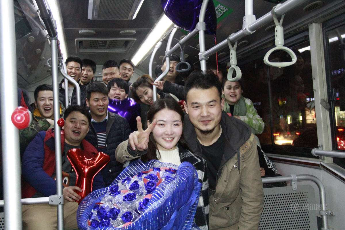 郑州小伙坐公交搭讪美女 成功求婚(高清组图)