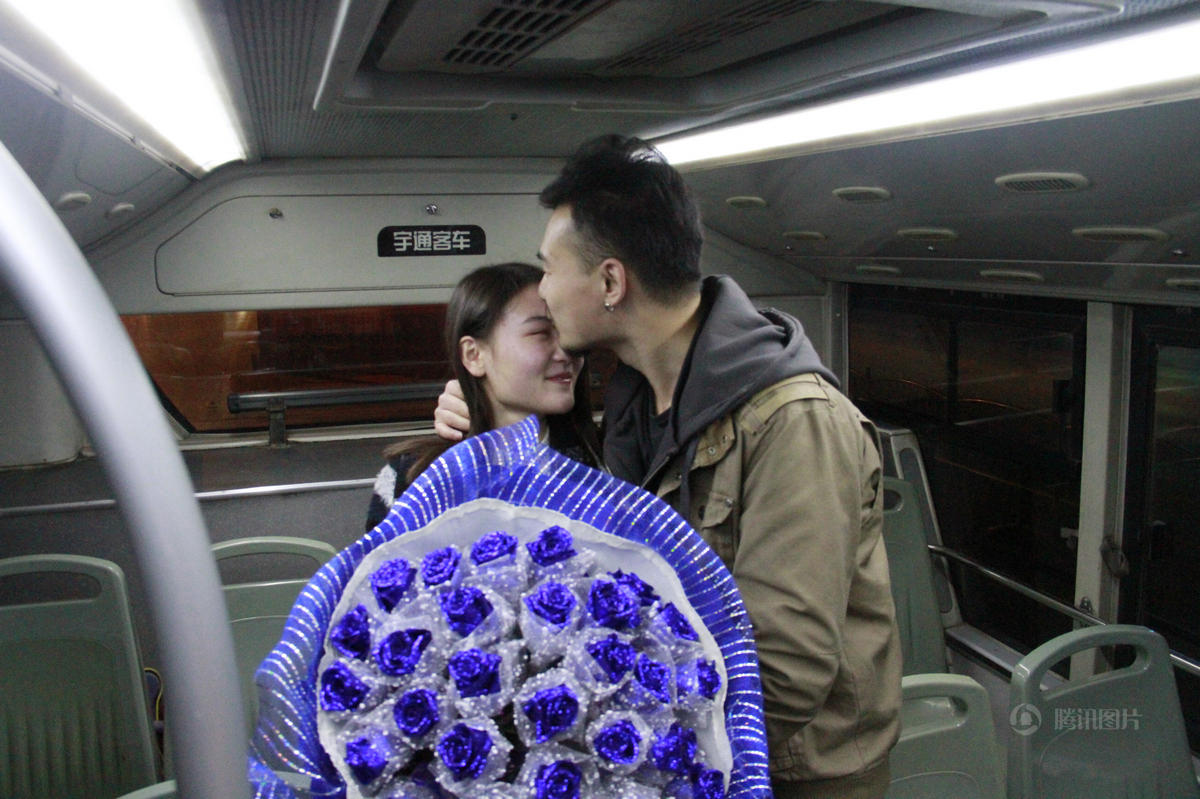 郑州小伙坐公交搭讪美女 成功求婚(高清组图)
