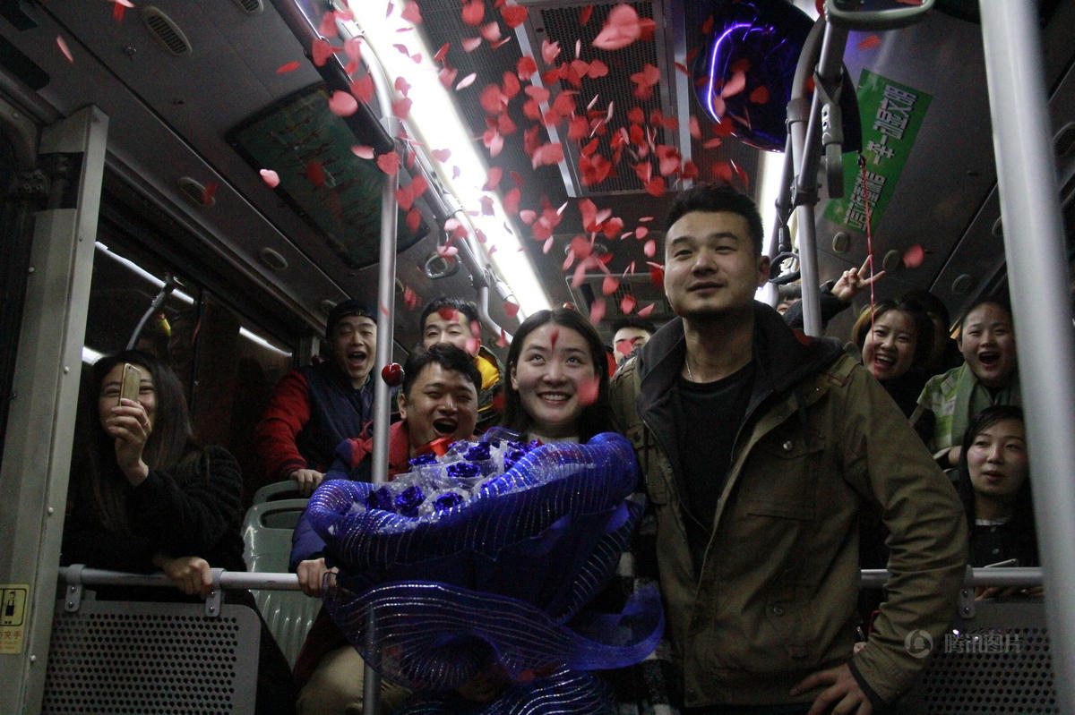 郑州小伙坐公交搭讪美女 成功求婚(高清组图)