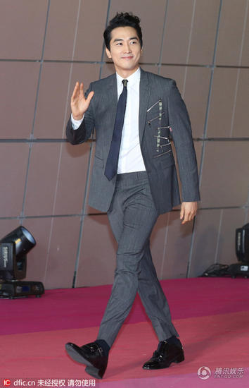 李易峰宋仲基一同亮相 眼睛都不知道看哪儿好