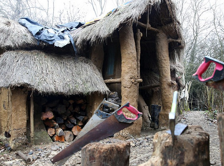 伦敦流浪青年郊区造泥巴小屋 隐居4年面临强拆