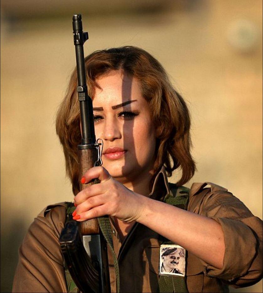 不爱红装爱武装 库尔德女战士扛枪过新年