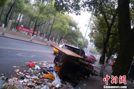 酒驾男跑掉两车胎浑然不知 &quot;光脚&quot;撞翻环卫车(图)