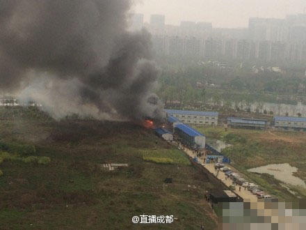 据网友@一一一一条猫 爆料,下午5点半左右,成都剑南大道锦城高清图片
