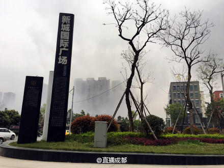 据网友@一一一一条猫 爆料,下午5点半左右,成都剑南大道锦城高清图片
