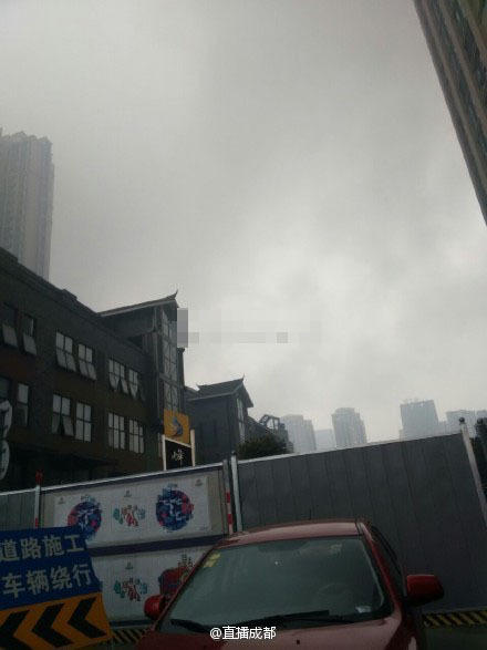 据网友@一一一一条猫 爆料,下午5点半左右,成都剑南大道锦城高清图片