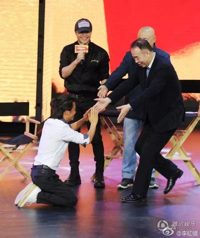  王宝强首当导演 自称练习生 给7大导演跪下了 