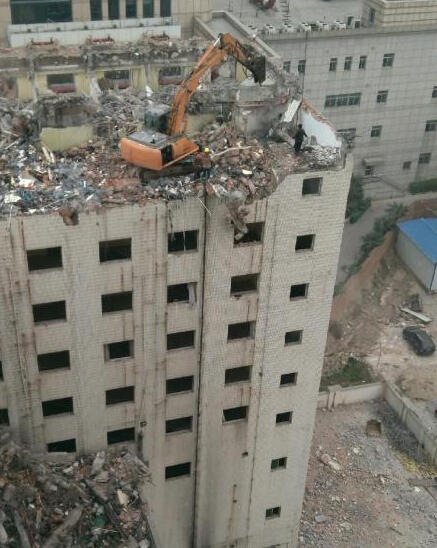 西安挖掘机上楼顶拆迁房屋 原来是这么上去的